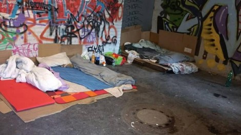 Ljubljančanka ostro nad brezdomce: "Tu mimo ljudje hodijo v službe in otroci v šole ..."