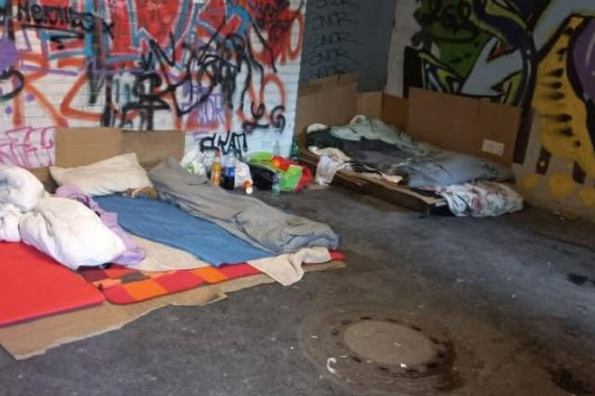 Ljubljančanka ostro nad brezdomce: "Tu mimo ljudje hodijo v službe in otroci v šole ..."