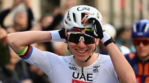 Zmage mu ni preprečil niti padec: neverjetni Tadej Pogačar dobil prestižno dirko v Sanremu!