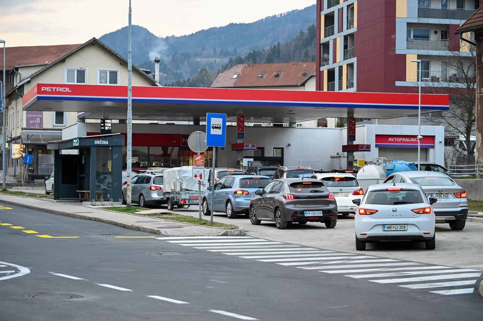 Vlada trdi, da je goriva dovolj: od Petrola, ki ima resne motnje v oskrbi, zahteva poročilo (foto: Bobo)