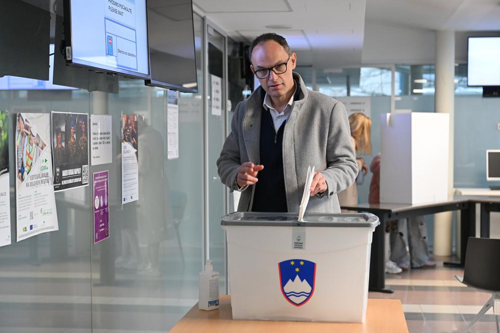 V jutranjih urah je v spremstvu družine na ljubljansko volišče prišel tudi Anže Logar, ki meni, da bo volilna udeležba …