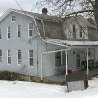 Kot iz nočne more: par kupil svoj sanjski dom, nato pa v njem odkril nekaj zloveščega