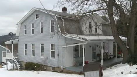 Kot iz nočne more: par kupil svoj sanjski dom, nato pa v njem odkril nekaj zloveščega