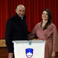 Dan D za Slovenijo: Janez Janša in Urška Bačovnik Janša prva na volišču (FOTO)