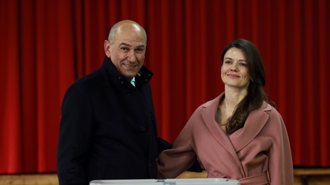 Dan D za Slovenijo: Janez Janša in Urška Bačovnik Janša prva na volišču (FOTO)