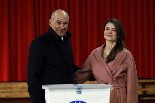 Dan D za Slovenijo: Janez Janša in Urška Bačovnik Janša prva na volišču (FOTO)