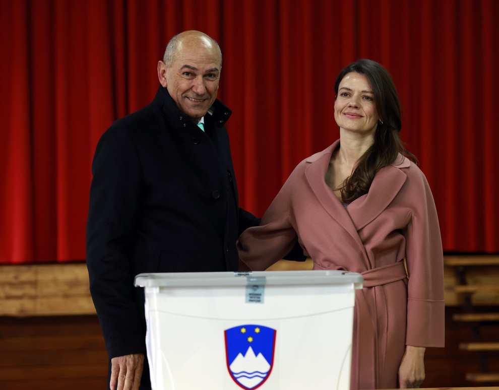 V Sloveniji danes potekajo volitve v DZ. Po vsej državi so se ob 7. uri zjutraj odprla volišča. Glasovanje bo …