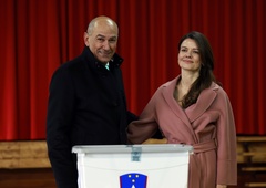 Dan D za Slovenijo: Janez Janša in Urška Bačovnik Janša prva na volišču (FOTO)