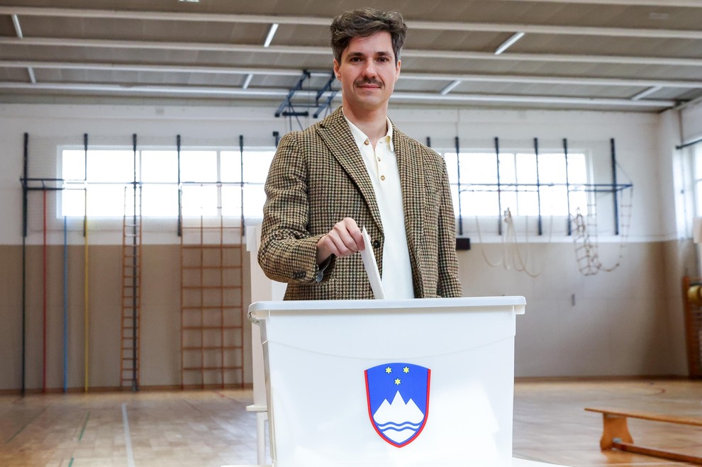 Podpredsednik vlade Luka Mesec se je do volišča pripeljal s kolesom. Nosil je rjav karirast suknjič in svetlo srajco, kombinirano …