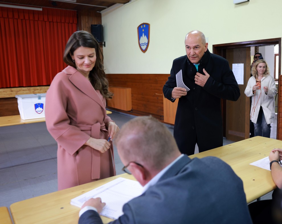 Med prvimi sta bila na volišču predsednik SDS Janez Janša in njegova žena Urška Bačovnik Janša. Janša je bil oblečen …