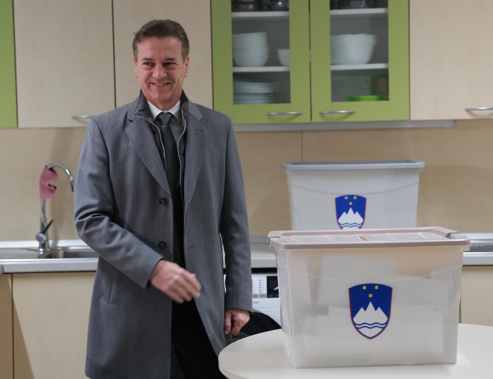 Predsednik vlade Robert Golob je bil med zadnjimi politiki, ki so na volišču oddali svoj glas. V preteklih dneh je …
