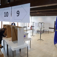 Janša udaril z dokazi o odnašanju skrinjic in zahteva izbris tisoče glasov!