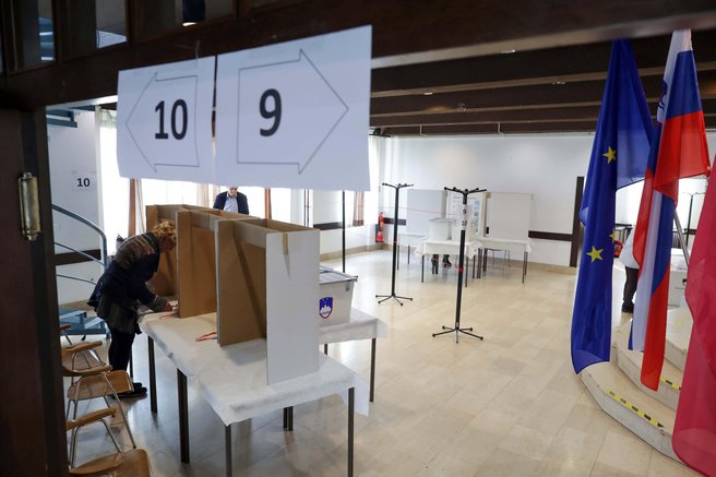 Janša udaril z dokazi o odnašanju skrinjic in zahteva izbris tisoče glasov!