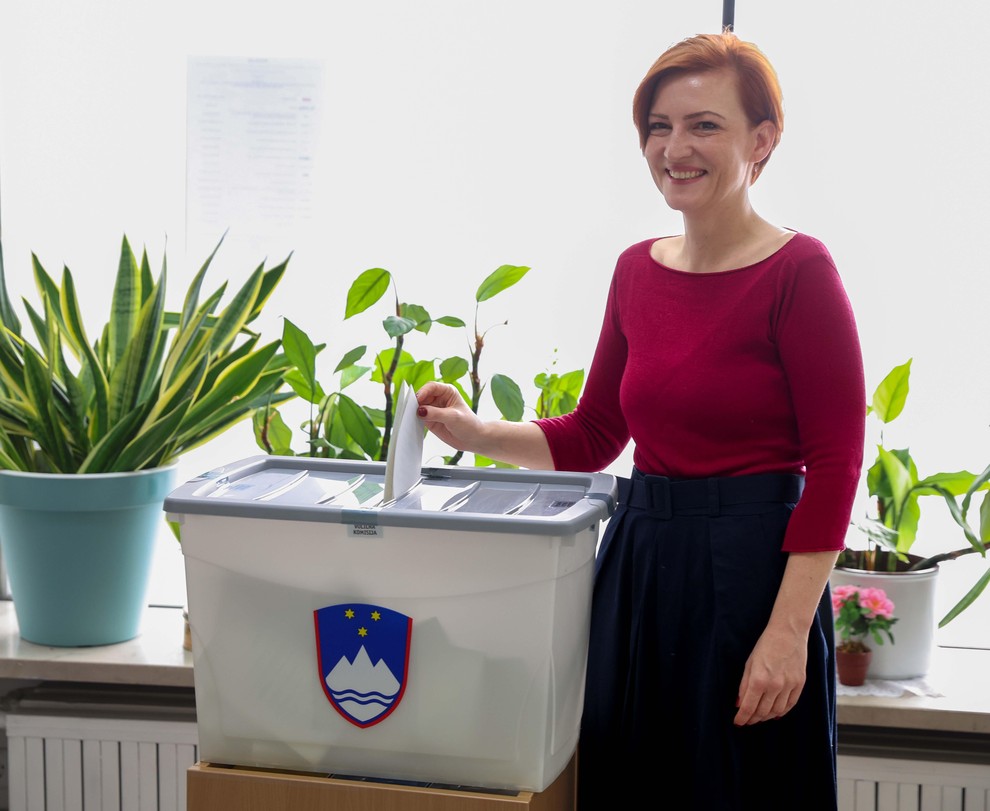 Ministrica za kulturo Asta Vrečko je z nasmehom na obrazu oddala svoj glas. Političarka je nosila rdečo oprijeto majico in …