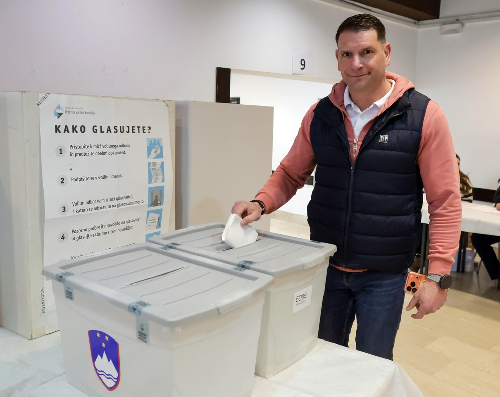 Svoj glas je oddal tudi predsednik stranke Resni.ca Zoran Stevanović, ki je bil oblečen bolj sproščeno. Nosil je rožnato jopico, …