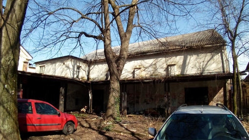 Ta ljubljanska stavba danes žalostno propada, nekoč pa so se v njej odvijali prvi zmenki in otroške norčije