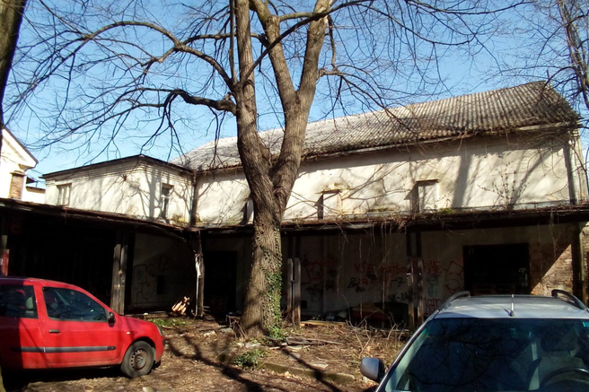 Ta ljubljanska stavba danes žalostno propada, nekoč pa so se v njej odvijali prvi zmenki in otroške norčije