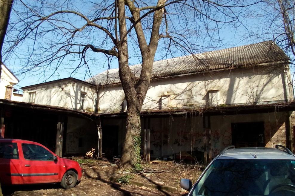 Ta ljubljanska stavba danes žalostno propada, nekoč pa so se v njej odvijali prvi zmenki in otroške norčije (foto: Facebook/Šiška 1007/Posnetek zaslona)