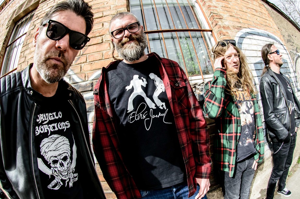 Ko se srečata punk rock in slovenski mit: Elvis Jackson v deželi Kekca (foto: Arhiv izvajalca)