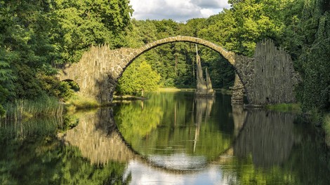 Hudicev most Rakotzbrücke Nemcija