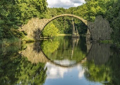Turisti množično obiskujejo nenavaden most, za katerega pravijo, da ni delo človeških rok