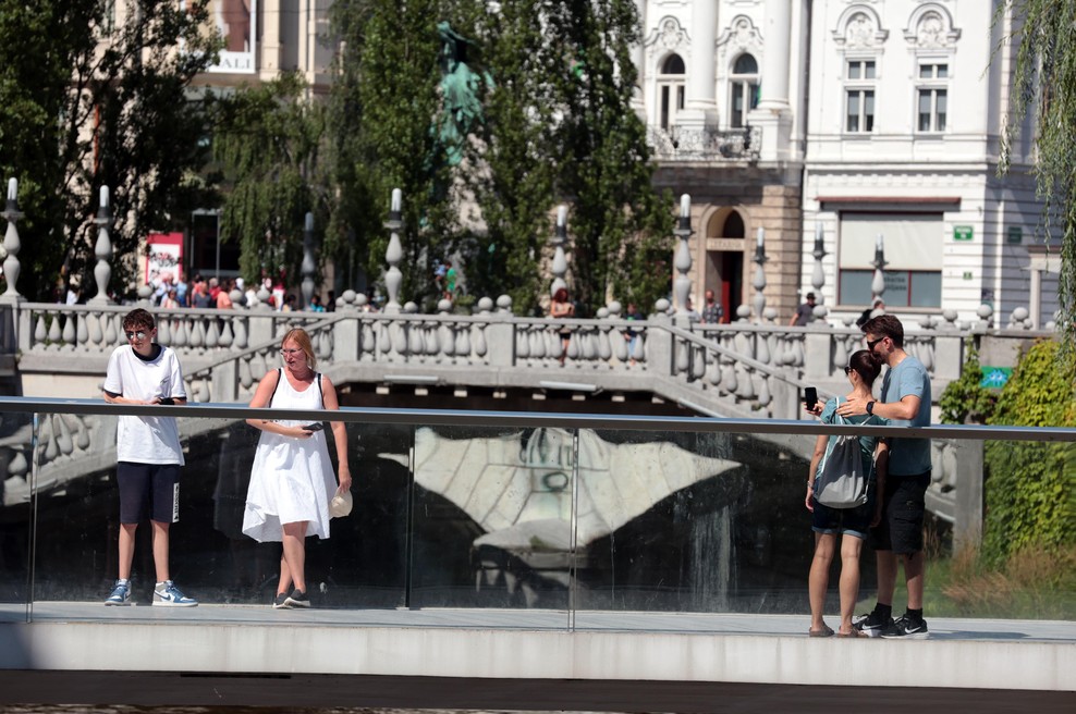 To pa je res gromozansko navdušenje nad Slovenijo: ameriška turistka si je po obisku pri nas … (foto: Borut Živulovič/Bobo)