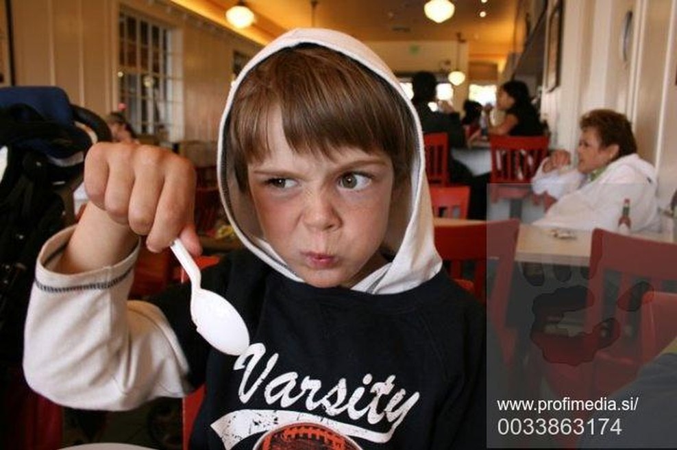 Otrok z žlico v rokah (foto: Profimedia)