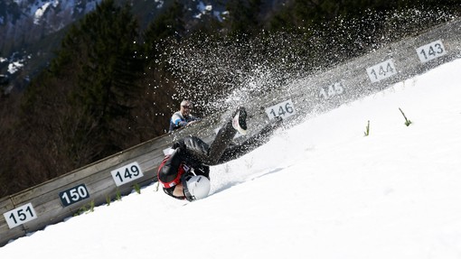 Začetek praznika v Planici zaznamoval srhljiv padec 21-letnega slovenskega skakalca