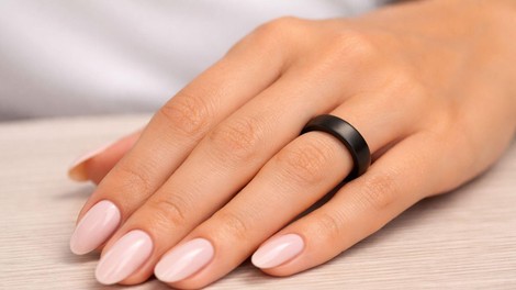 crn-prstan-na-zenski-roki.jpg