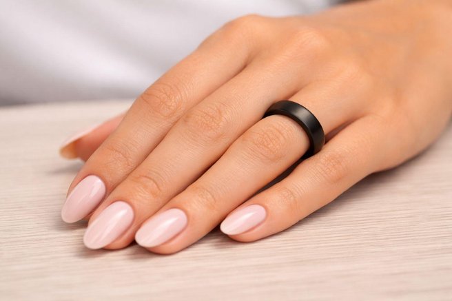 crn-prstan-na-zenski-roki.jpg