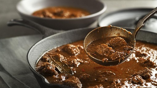 Ta nemški recept za golaž je zasvojil številne: skuhan v manj kot uri, okus pa absolutno popoln