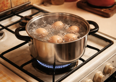 Bi za praznike radi skuhali popolna jajca, ki se lupijo brez težav? Ključ je v tej odločilni podrobnosti, ki jo številni spregledajo