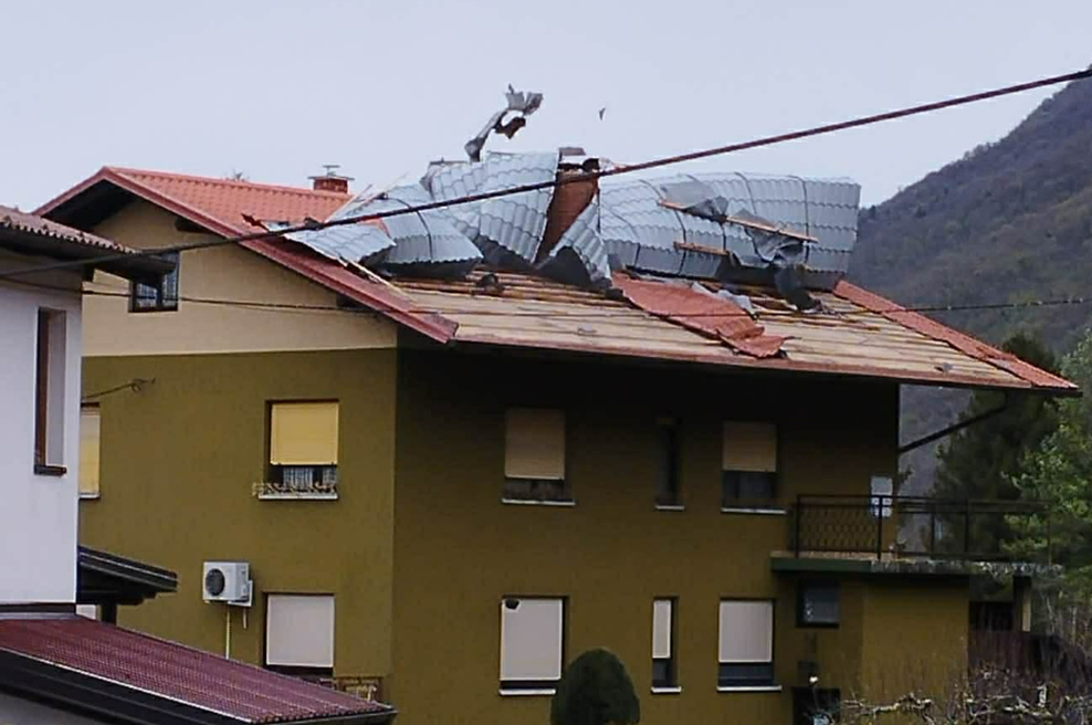 Srhljive napovedi vremenoslovcev se uresničujejo: močan veter po Sloveniji že povzroča škodo (foto: bralec)