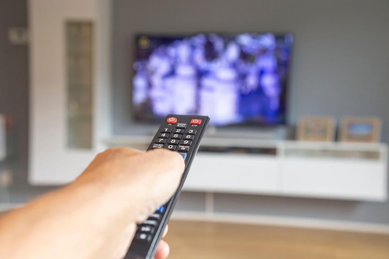 tv televizija program poirot daljinec upravljalec remote controller ekran zaslon spored