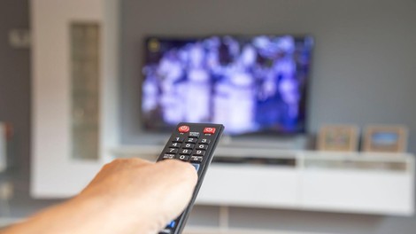 tv televizija program poirot daljinec upravljalec remote controller ekran zaslon spored