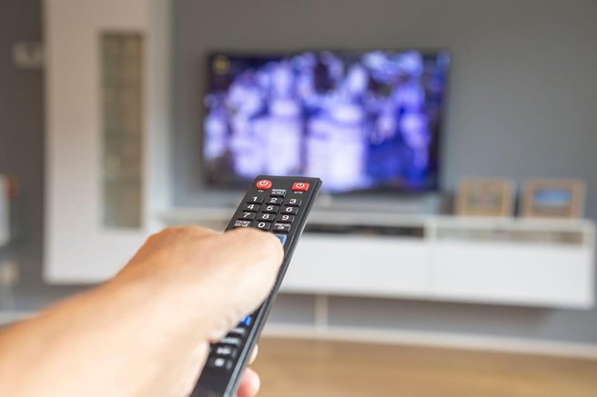 tv televizija program poirot daljinec upravljalec remote controller ekran zaslon spored