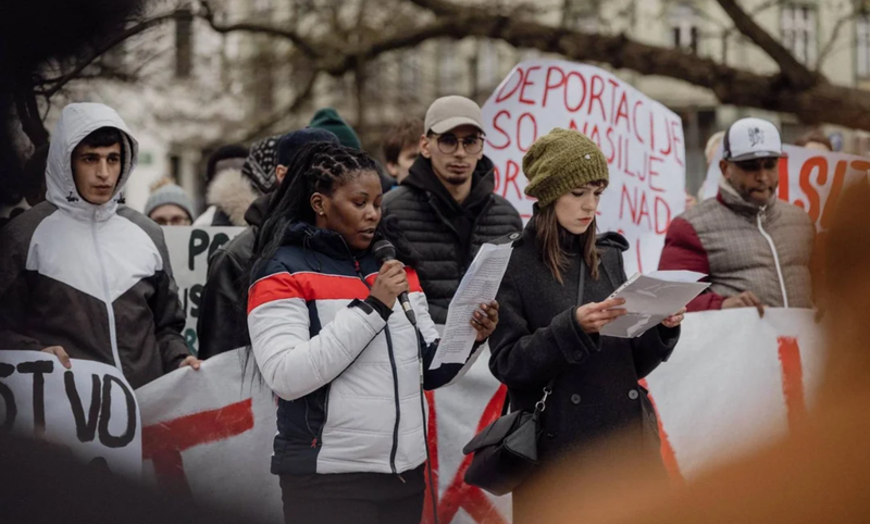 "Zamaskirani moški hodijo po mestu in pretepajo tuje delavce!" V centru Ljubljane potekal shod, prisotna tudi policija (FOTO)