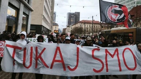 "Zamaskirani moški hodijo po mestu in pretepajo tuje delavce!" V centru Ljubljane potekal shod, prisotna tudi policija (FOTO)