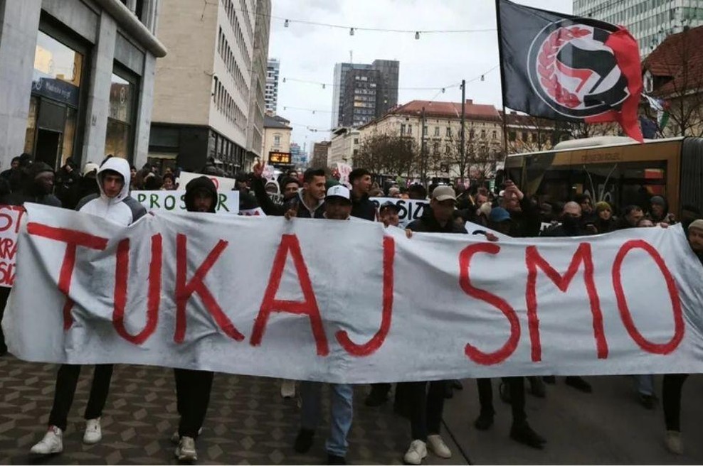 "Zamaskirani moški hodijo po mestu in pretepajo tuje delavce!" V centru Ljubljane potekal shod, prisotna tudi policija (FOTO) (foto: Reddit)
