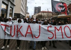 "Zamaskirani moški hodijo po mestu in pretepajo tuje delavce!" V centru Ljubljane potekal shod, prisotna tudi policija (FOTO)