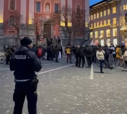 "Zamaskirani moški hodijo po mestu in pretepajo tuje delavce!" V centru Ljubljane potekal shod, prisotna tudi policija (FOTO)