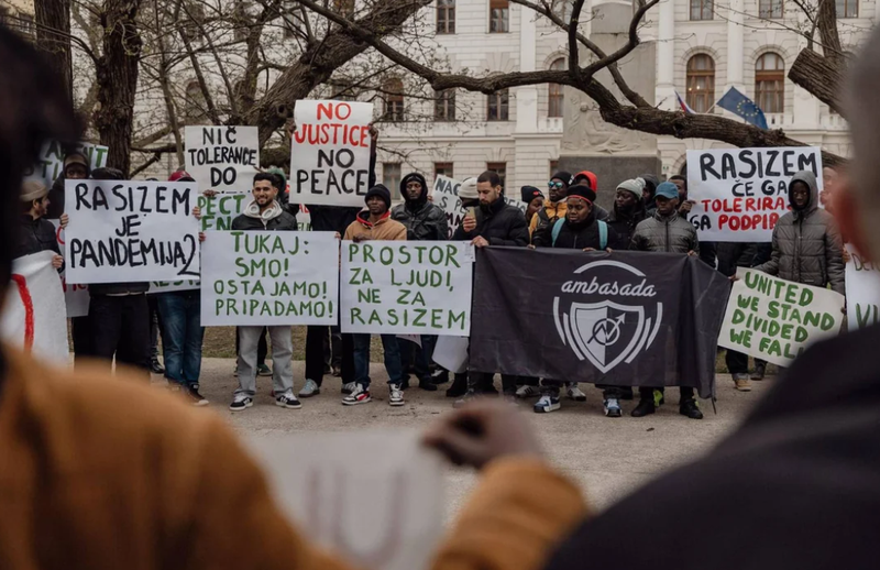 "Zamaskirani moški hodijo po mestu in pretepajo tuje delavce!" V centru Ljubljane potekal shod, prisotna tudi policija (FOTO)
