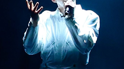 K nam prihaja znani pevec, ki na spletu in televiziji navdušuje s svojim izjemnim talentom