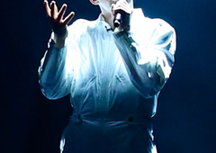 K nam prihaja znani pevec, ki na spletu in televiziji navdušuje s svojim izjemnim talentom