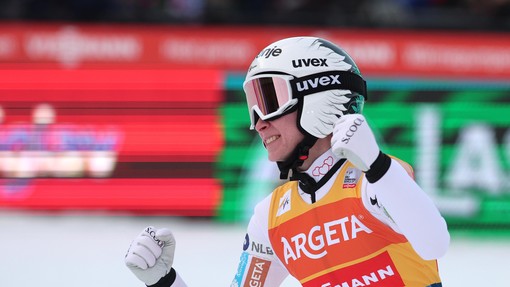 Izjemna Nika Prevc pred tisoči navdušenih navijačev v Planici poletela do nove zmage