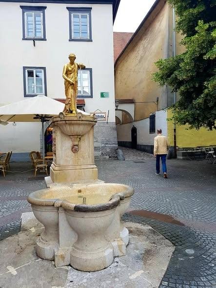 Ribji trg vodnjak Zlata deklica