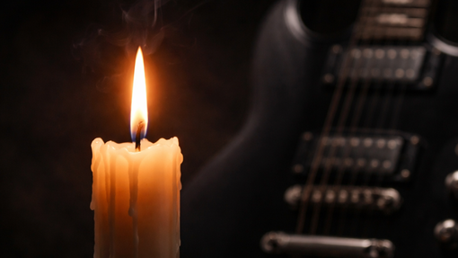 Umrl legendarni kitarist, ki je z igranjem v kultnih glasbenih skupinah zaznamoval generacije poslušalcev