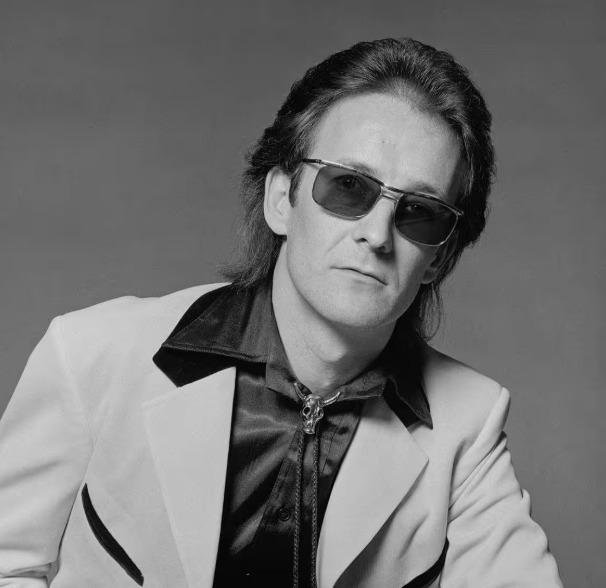 Legendarna rock skupina zavita v črno: umrl je njihov kitarist