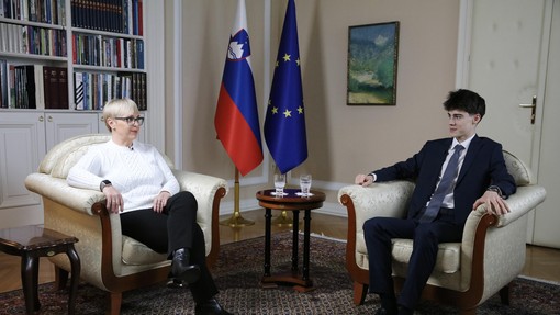 Predsednica Nataša Pirc Musar v podkastu Neobremenjeno brez filtra: "Če si tiho, ko so stvari kritične, si sostorilec"