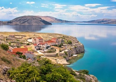 Tudi številni Slovenci rinejo na hrvaški otok po zabavo, ta pa v sebi skriva nekaj čisto drugačnega